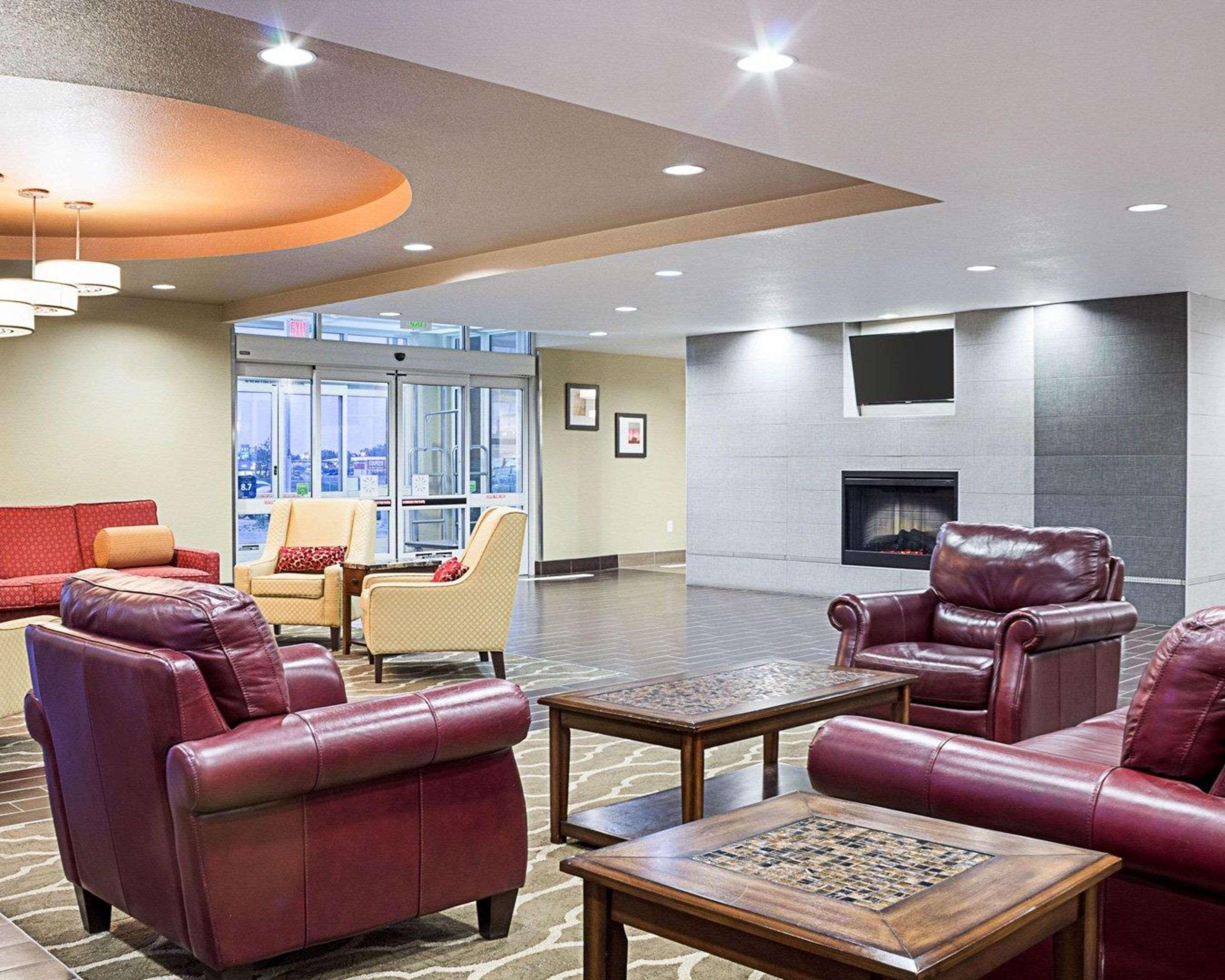 Comfort Suites Minot Exterior photo